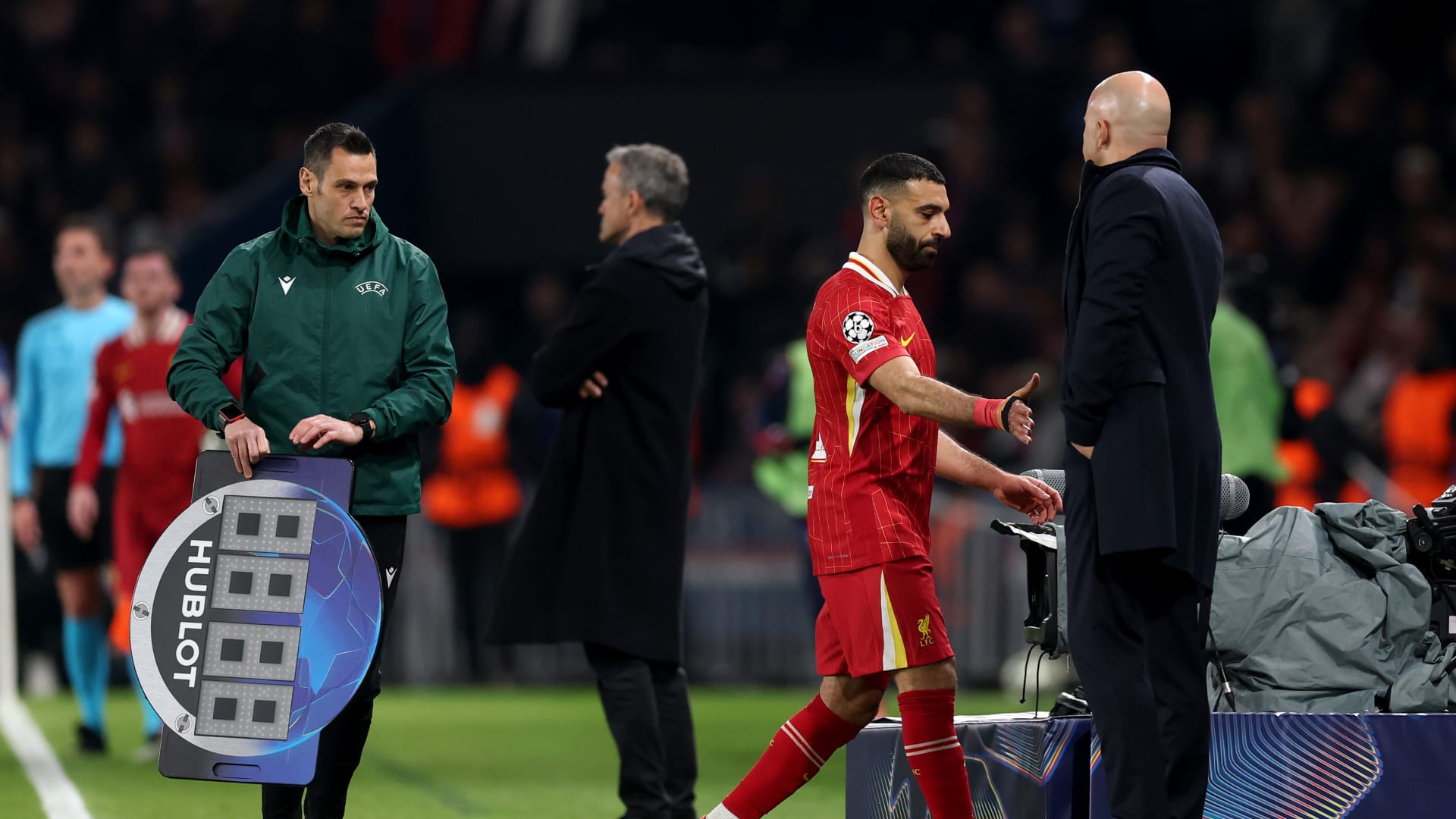 بعدما أبدى رغبته بالتحدث معه.. قرار جديد من مدرب ليفربول تجاه محمد صلاح