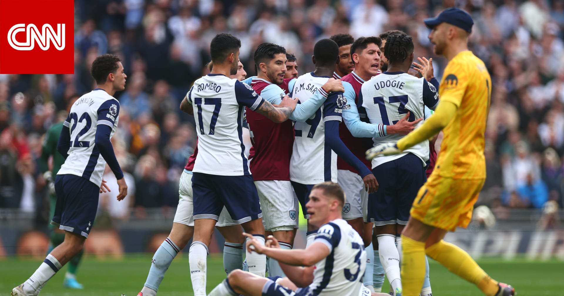 تصرف "غريب" من حارس توتنهام خلال مباراة في الدوري الإنجليزي يثير تفاعلاً.. ماذا فعل؟