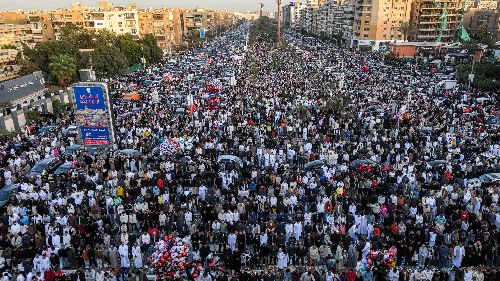 مصر: الأزهر يبدي رأيه في أداء صلاتي العيد والجمعة إن اجتمعتا في يوم واحد.. ماذا قال بن باز؟