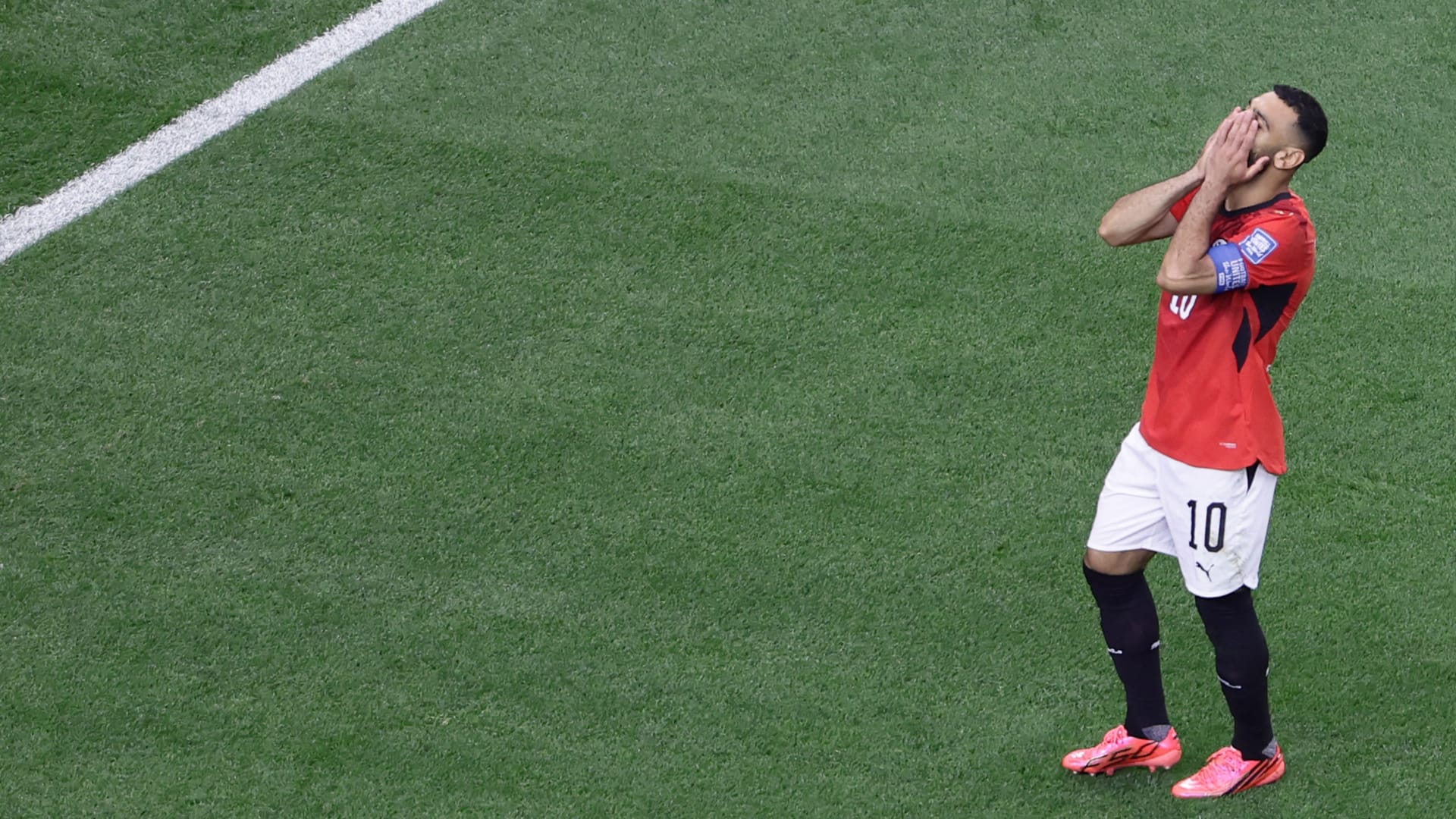 هذا ما فعله محمد صلاح بعد "تعثر" منتخب مصر أمام أنجولا