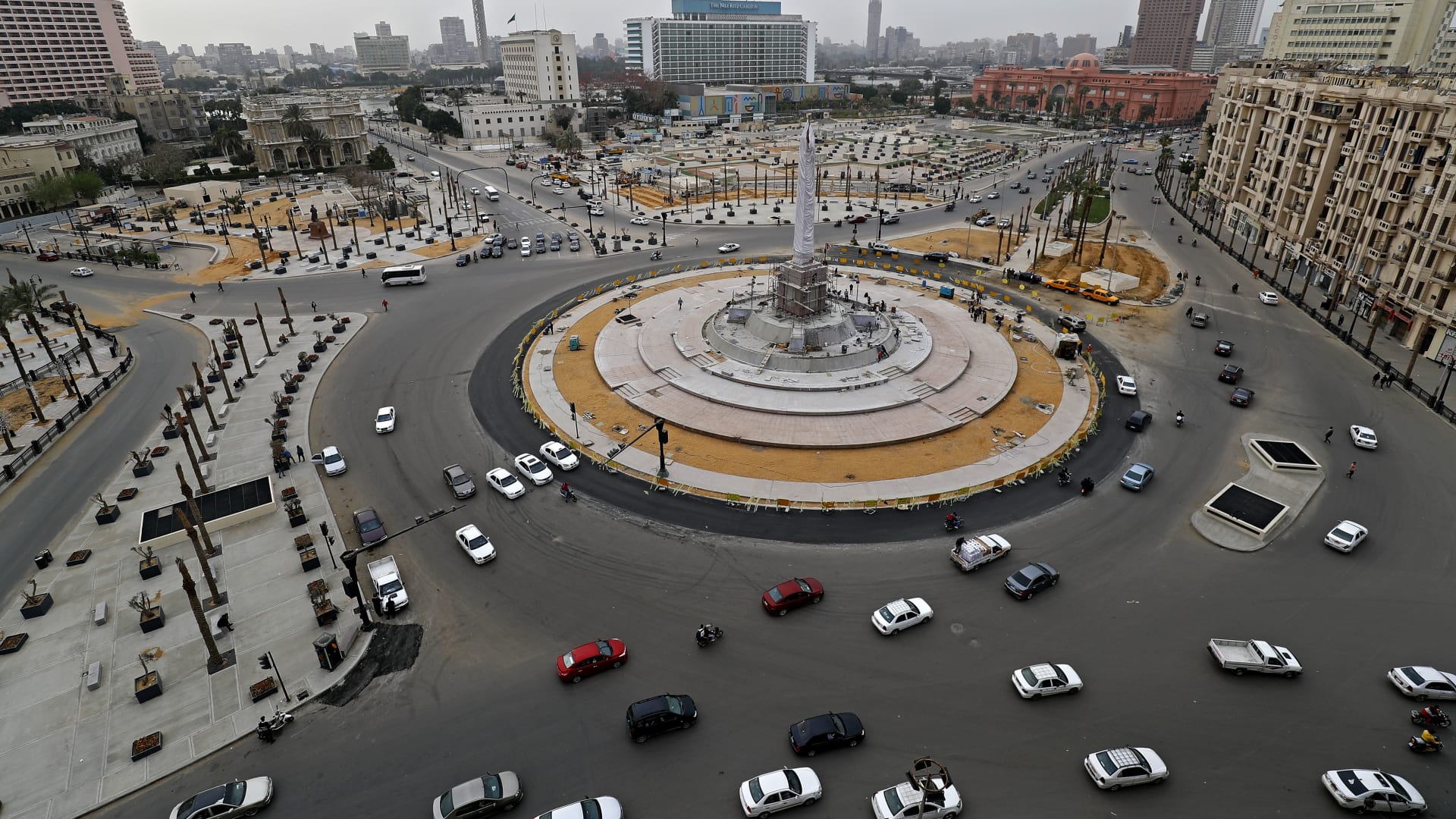 صورة أرشيفية لسيارات في ميدان التحرير بالعاصمة المصرية القاهرة 