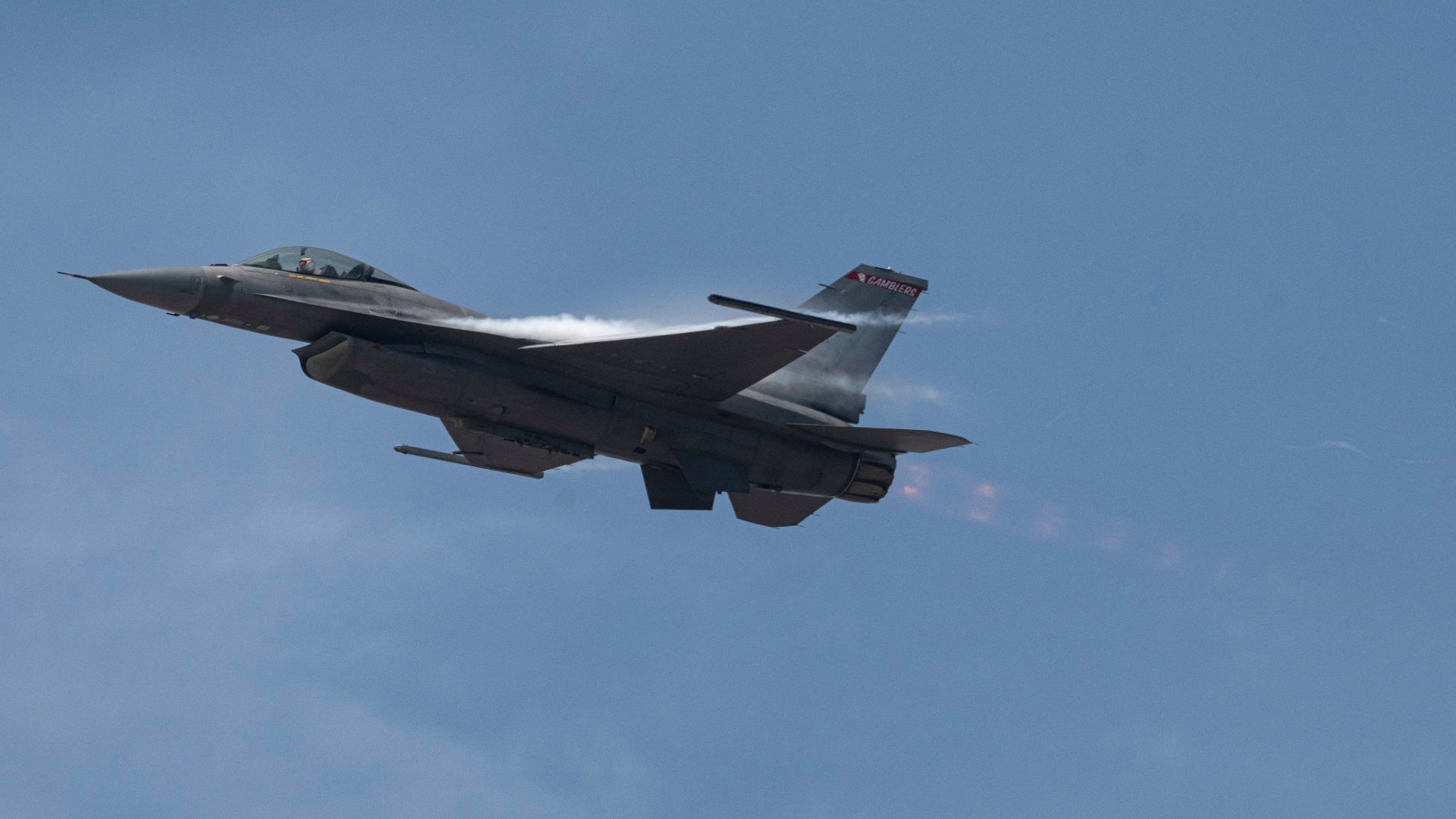 تحطم مقاتلة F-16 "أثناء المشاركة في تدريب".. والشرطة الأمريكية توضح الملابسات