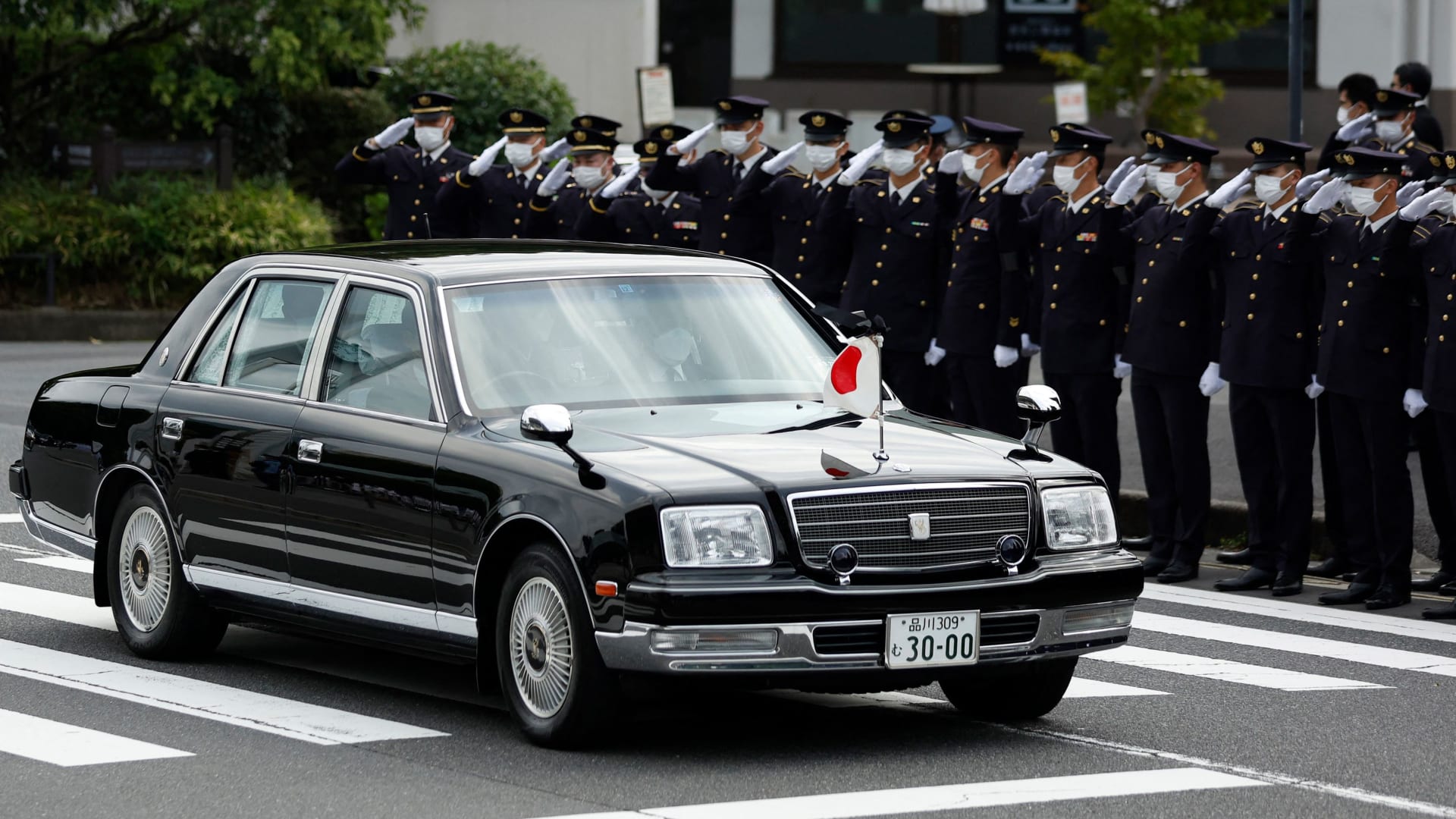 من زاوية أخرى.. شاهد لحظة اغتيال رئيس الوزراء الياباني السابق شينزو آبي