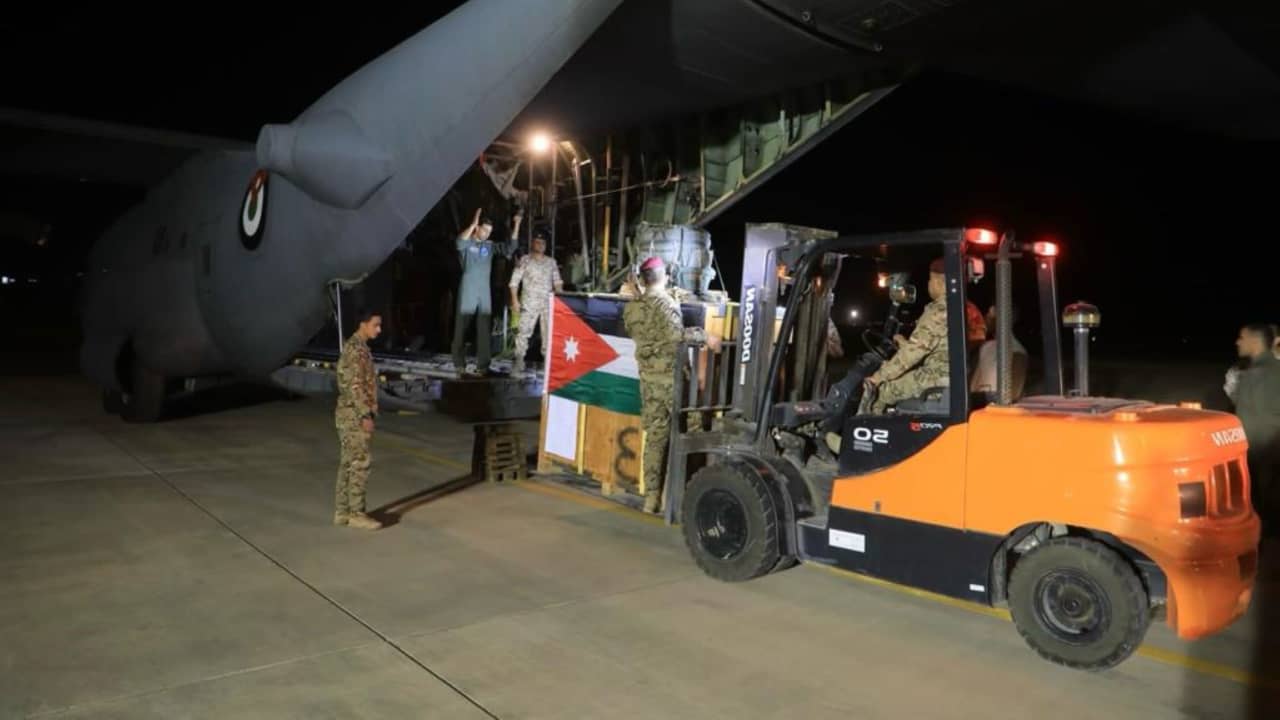 الأردن يوسع مسارات مساعداته الإغاثية برا وجوا للفلسطينيين