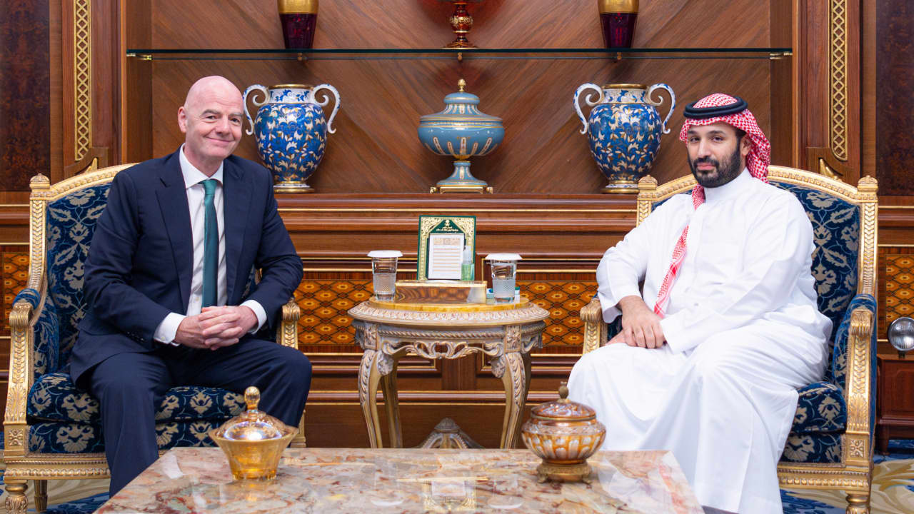 لقاء جديد بين محمد بن سلمان ورئيس "فيفا".. وهذا ما دار بينهما