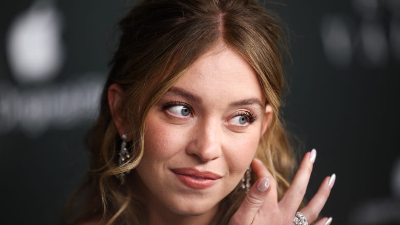 ممثلة أميركية تتألق في البندقية بفستان من إيلي صعب عمره أكثر من 20 عاماً!