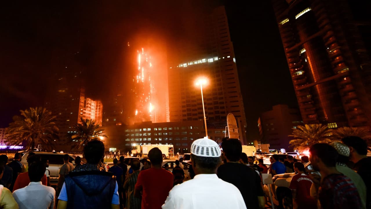 الإمارات.. شرطة عجمان تُعلن إخماد حريق في أحد الأبراج السكنية