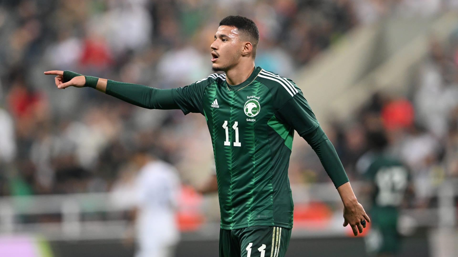 اعتذر وقبّل رأس مدربه.. تصرف "لافت" من عبدالله الحمدان بعد إهداره ركلة جزاء أمام المغرب