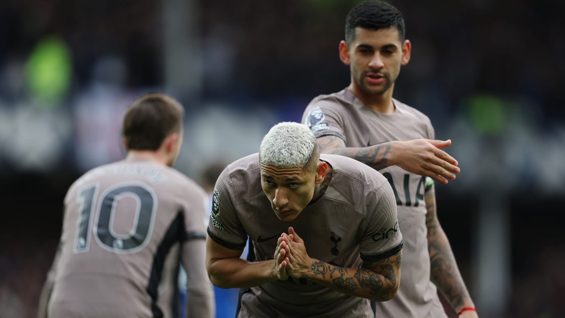 الدوري الإنجليزي.. تصرف "لافت" من ريتشارليسون بعد تسجيله هدفاً في مرمى فريقه السابق 1 الدوري الإنجليزي.. تصرف "لافت" من ريتشارليسون بعد تسجيله هدفاً في مرمى فريقه السابق