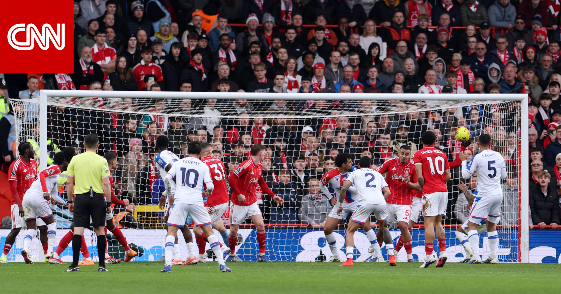 تصرف "صادم".. لاعب في البريميرليغ يتقمص دور الحارس ويبعد الكرة بيده عن مرماه