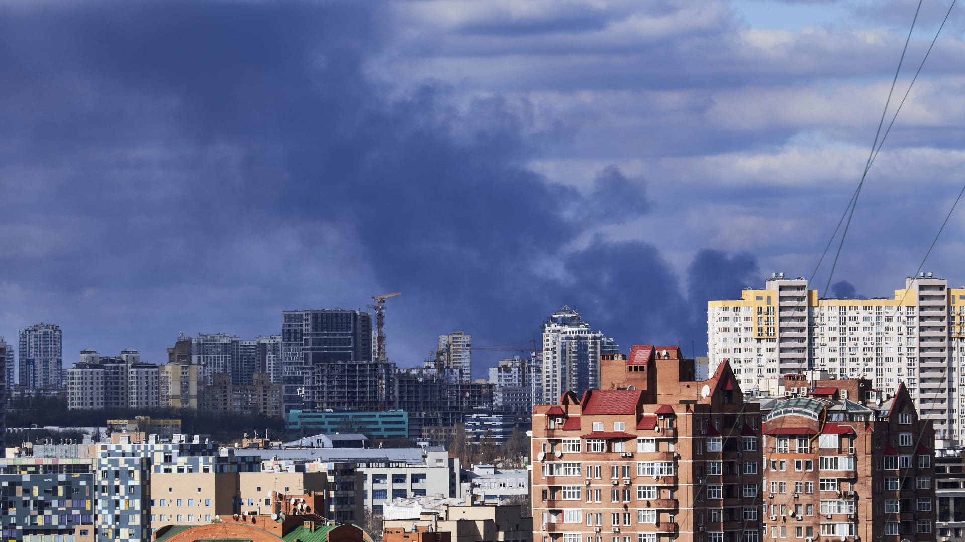 معركة دموية ومدمرة.. شاهد كيف يحاول الجيش الروسي اقتحام كييف