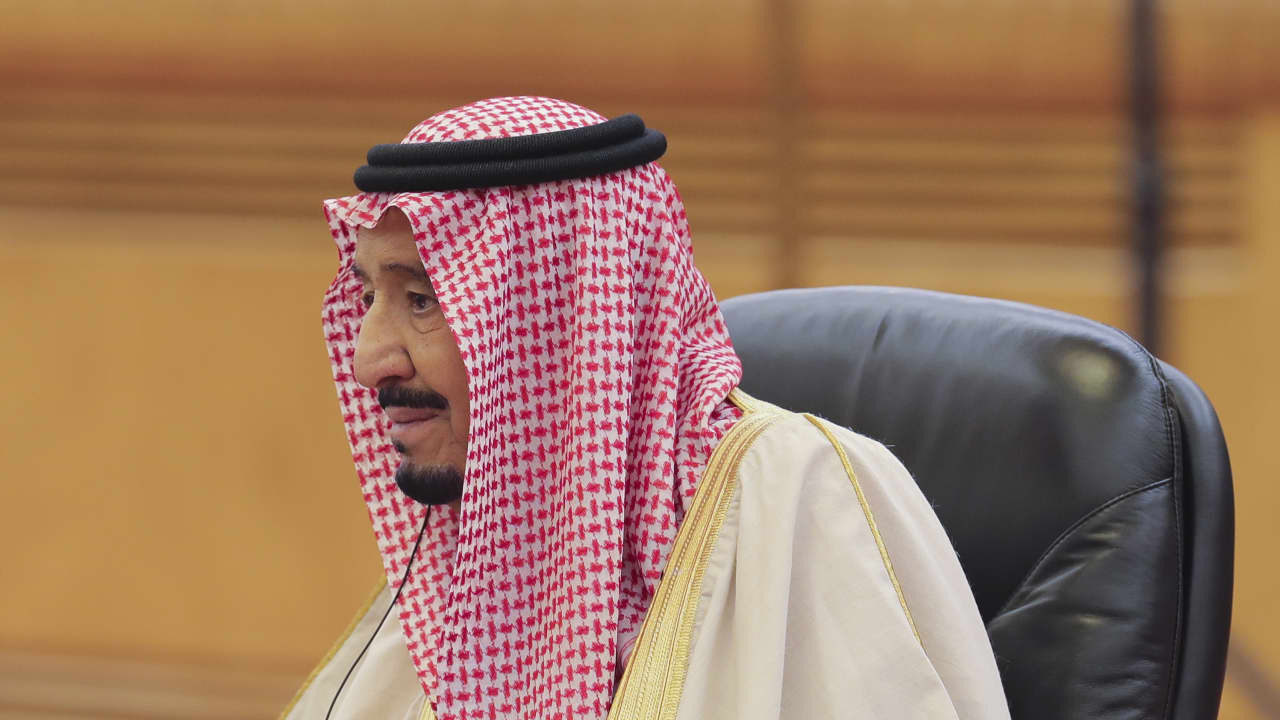 محمد بن سلمان يُطمئِن الجميع على صحة العاهل السعودي