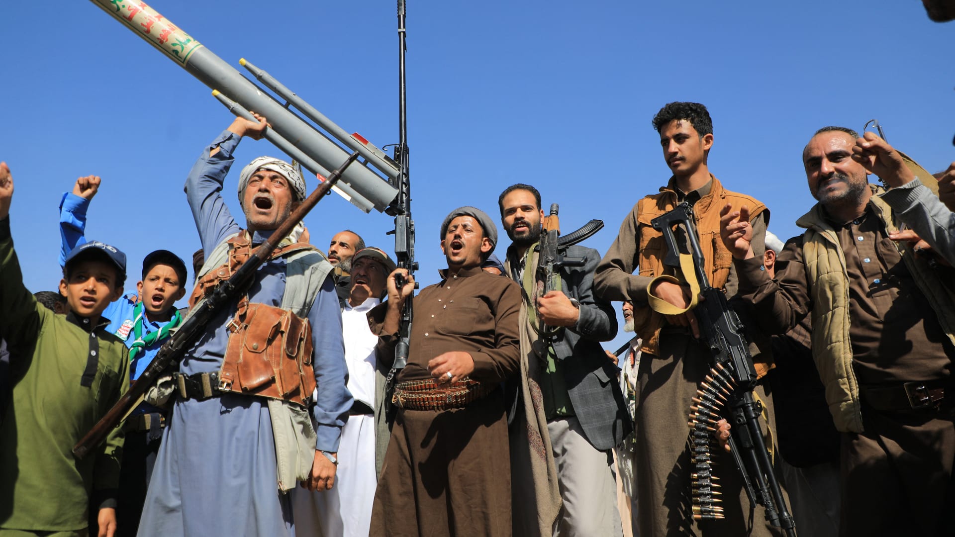 الحوثيون يصعّدون هجماتهم ويستهدفون ناقلة نفط في البحر الأحمر وأمريكا تقصف في اليمن