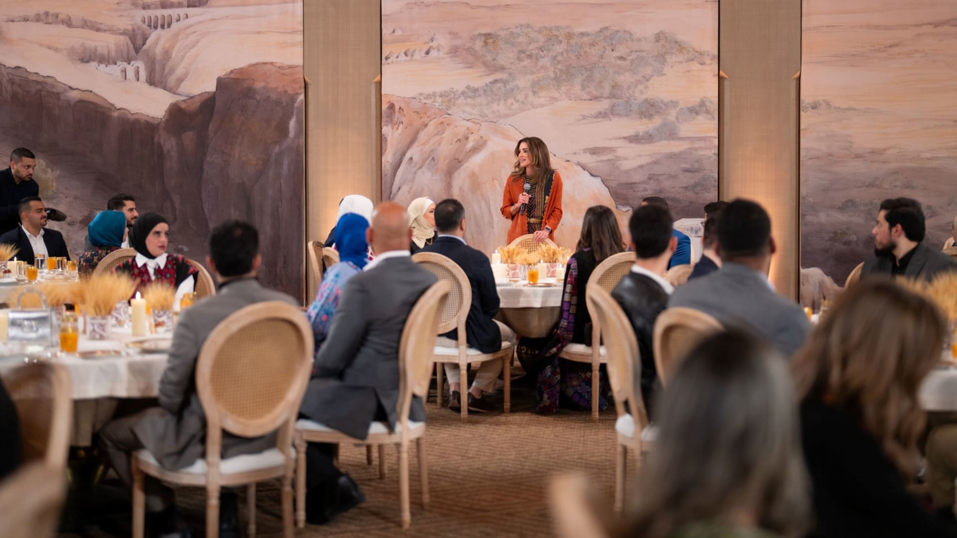 الملكة رانيا خلال إفطار مع مجموعة من الشباب: "رأس مالنا قيمنا وثقافتنا"