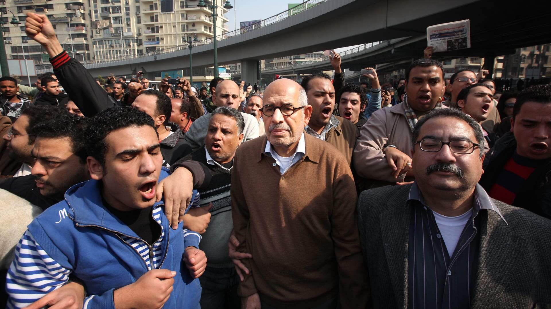 صورة أرشيفية لنائب الرئيس المصري السابق محمد البرادعي خلال مظاهرات 28 يناير 2011