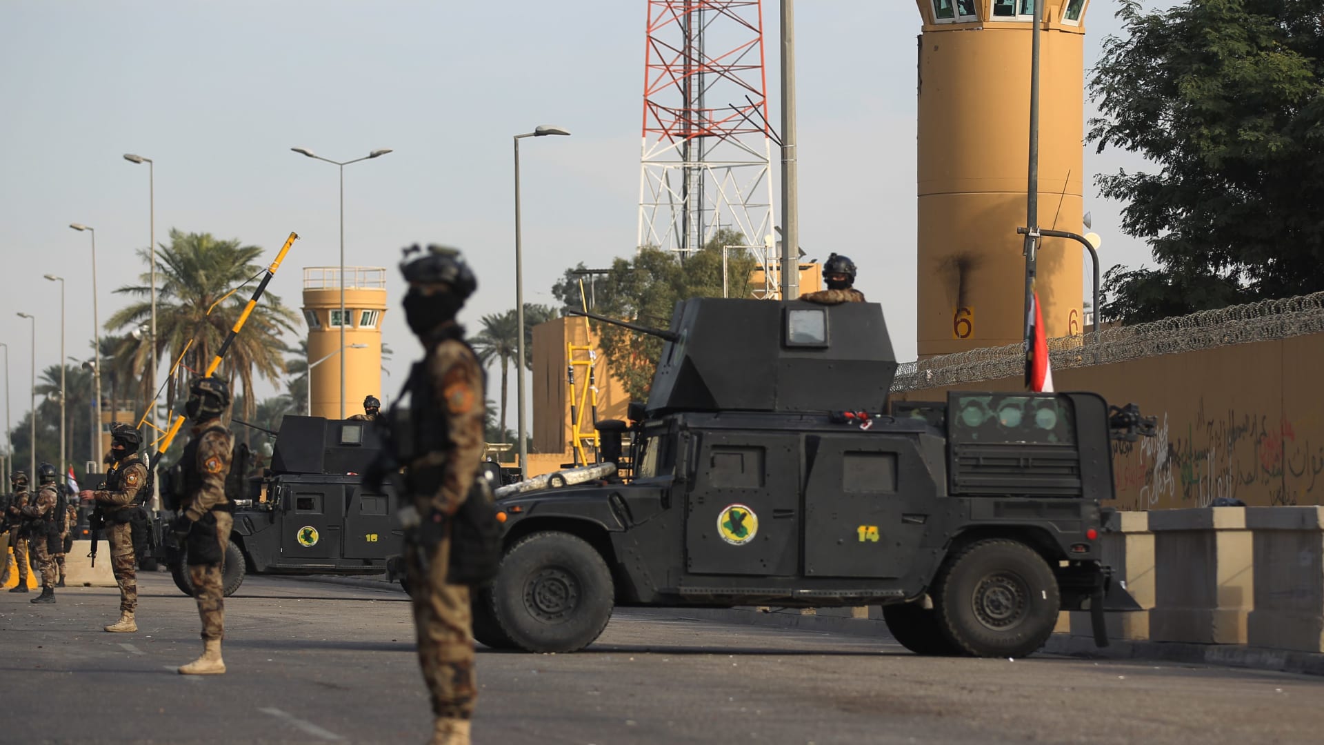 عناصر من قوات مكافحة الإرهاب العراقية تحرس السفارة الأمريكية في العاصمة بغداد
