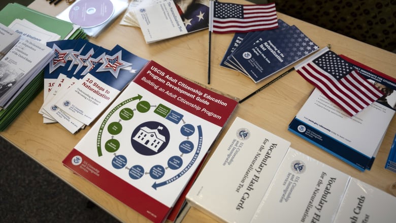 إدارة ترامب تُعلّق "مؤقتاً" البتّ في طلبات الهجرة.. مصدر يوضح لـCNN السبب