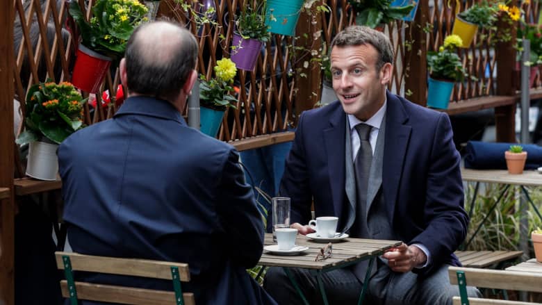 شاهد.. إيمانويل ماكرون يستمتع بفنجان قهوة في الخارج مع افتتاح المقاهي بفرنسا