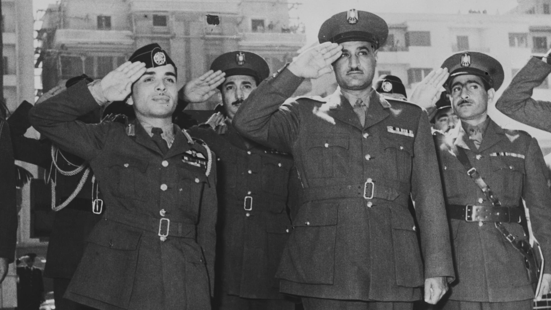 جمال عبدالناصر خلال استقبال الملك حسين في مصر عام 1955 
