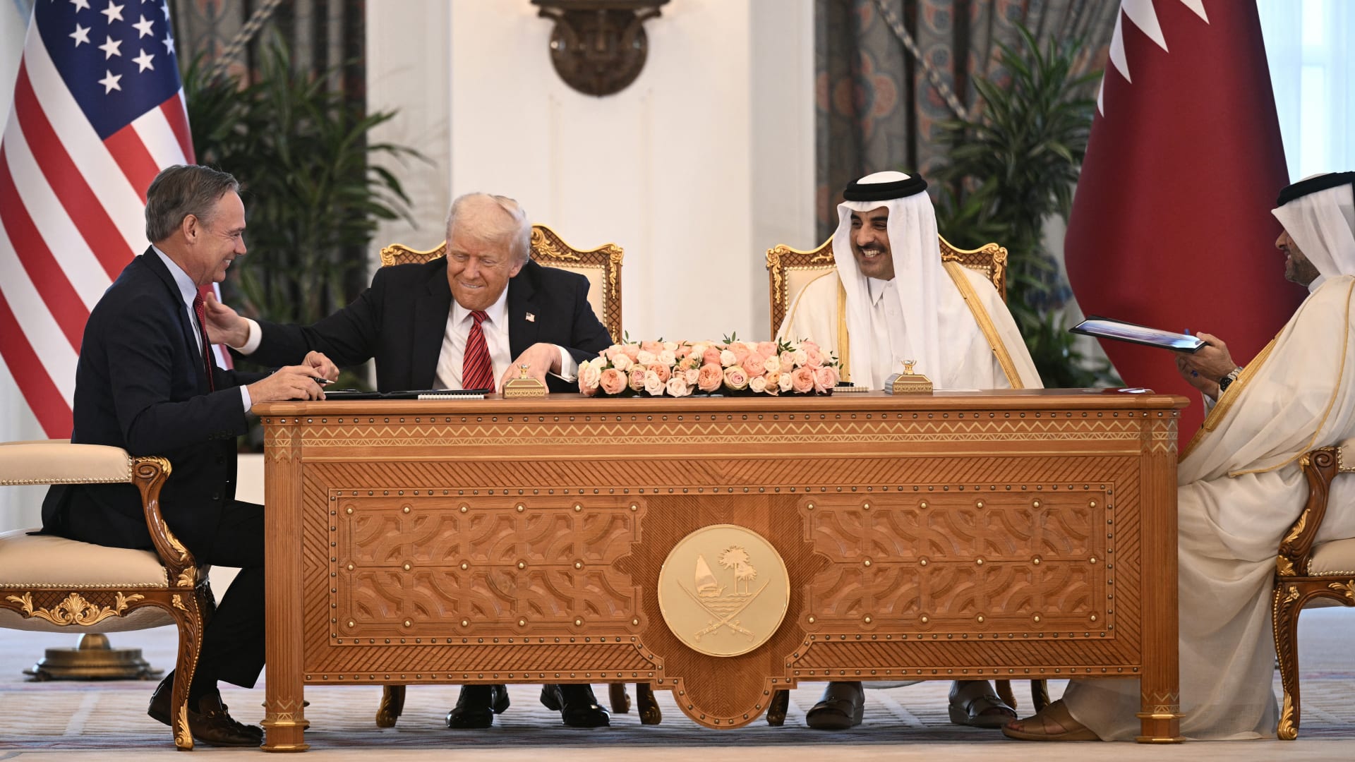 ترامب يُعلن عن صفقة بقيمة 200 مليار دولار بين بوينغ وقطر