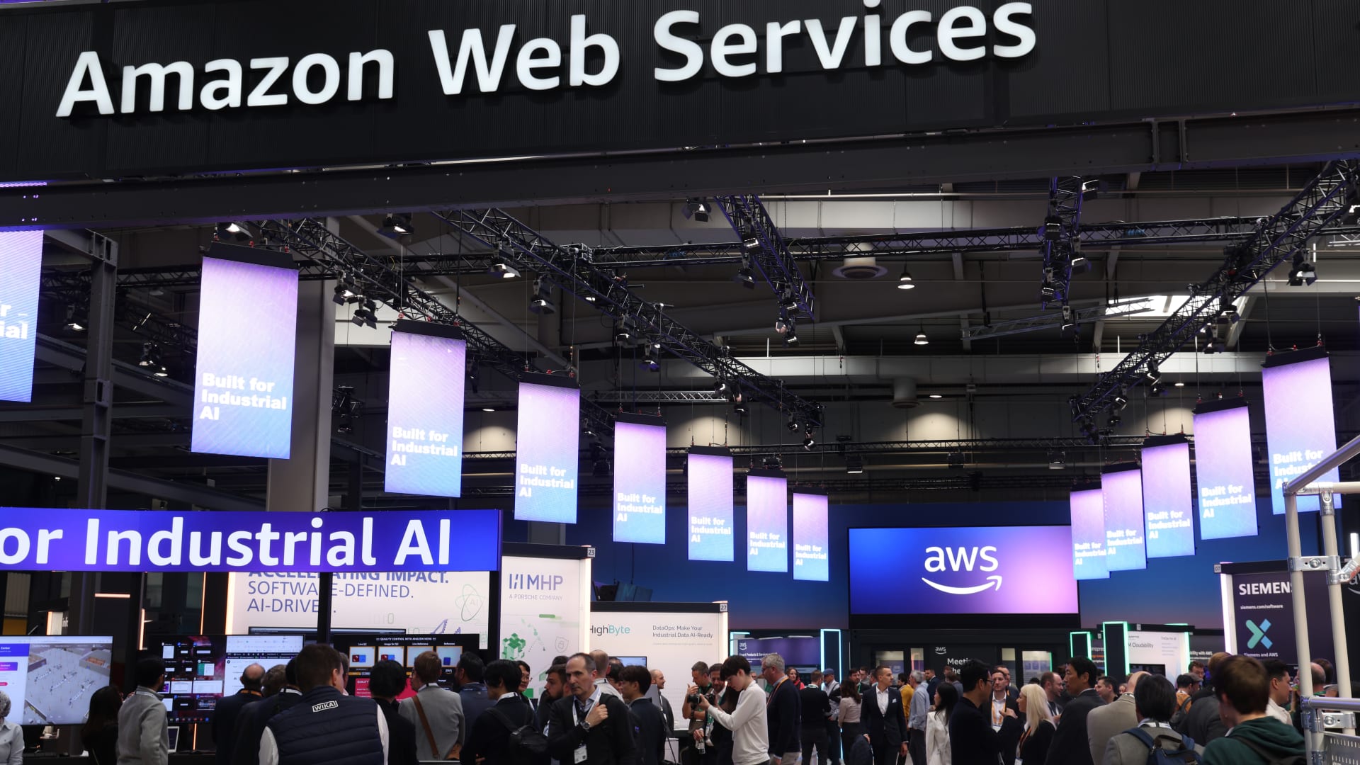 أمازون AWS تنفي تقارير عن نقل عملياتها الإقليمية من الإمارات إلى تركيا