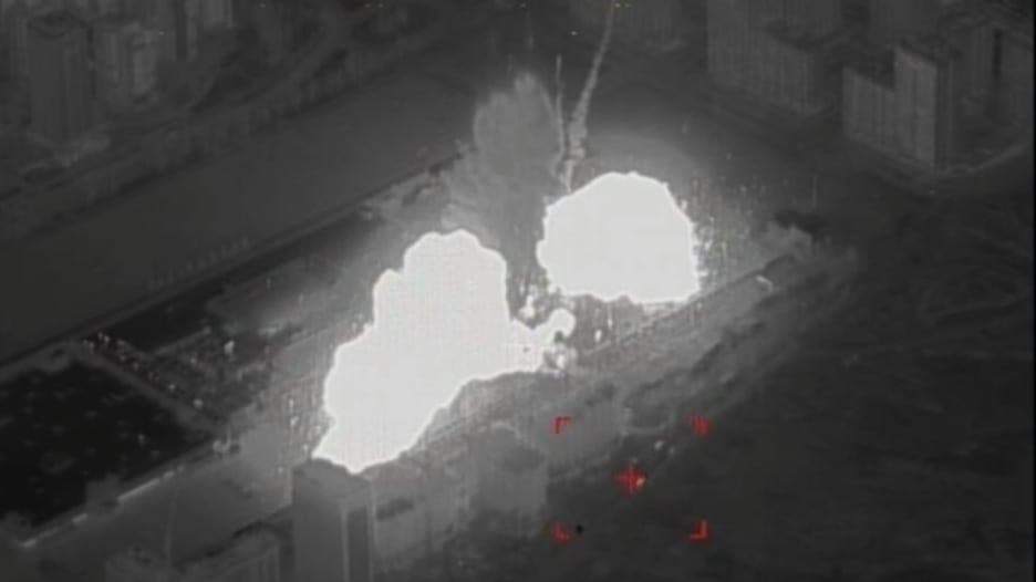 انفجار هائل أضاء ليل كييف.. لحظة استهداف روسيا مركز تجاري في أوكرانيا