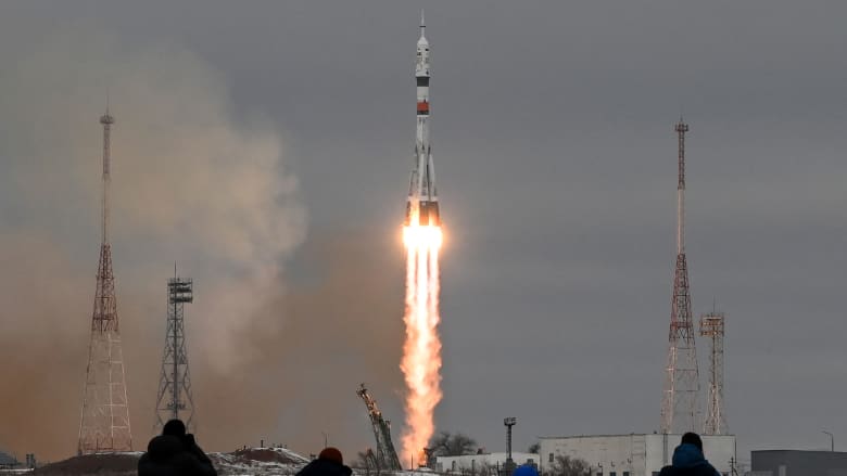 شاهد لحظة إنطلاق صاروخ روسي يحمل مليارديرا يابانيا الى الفضاء