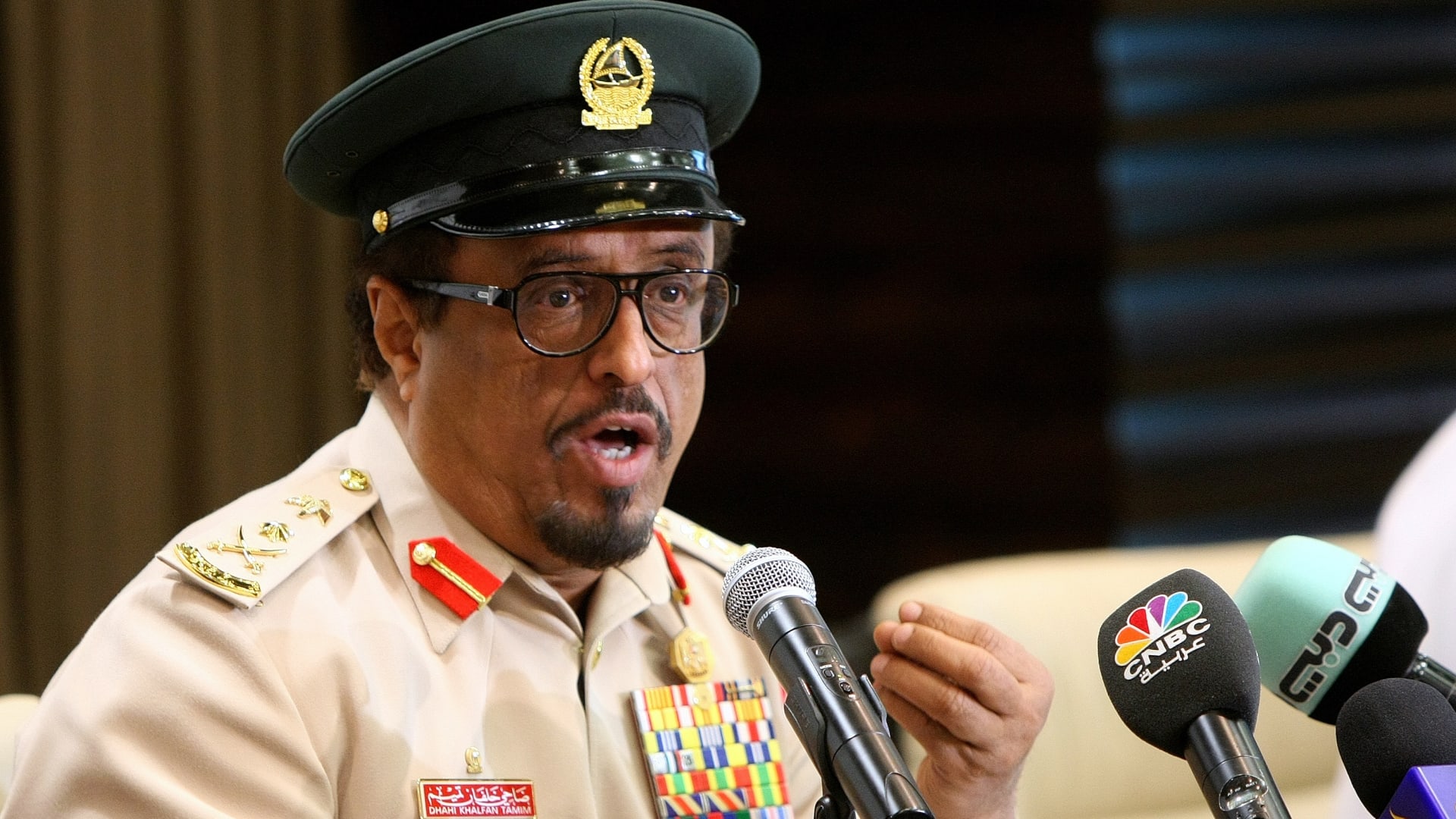 ضاحي خلفان يوجه رسالة لتبون: "المواطن الجزائري في العيون"