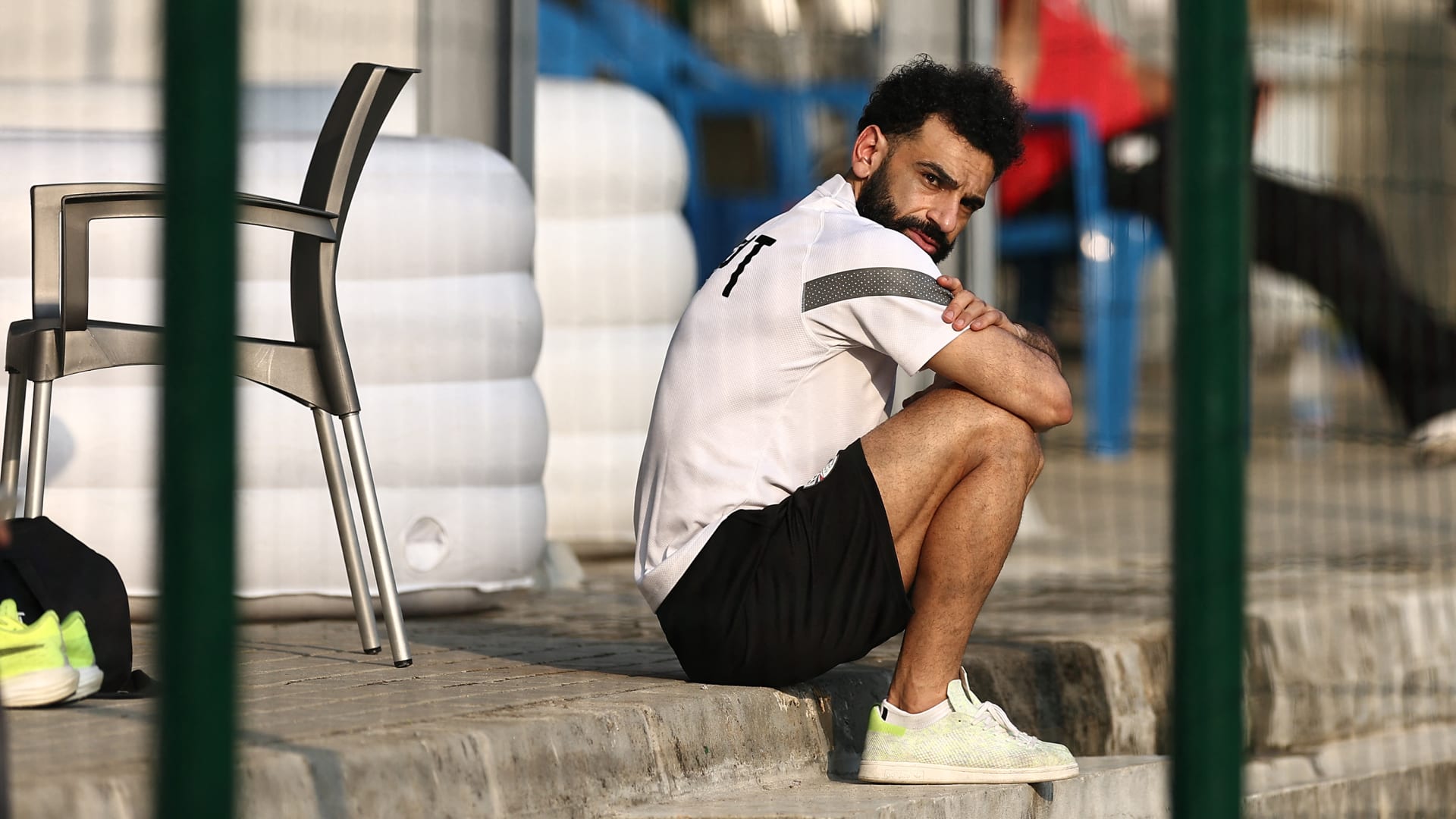 عودة محمد صلاح إلى ليفربول تُثير جدلا واسعا.. هكذا جاءت التعليقات