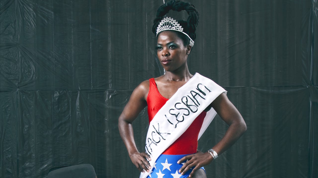 رأي راديكالي لمصورة بالجمال الأسود المثلي في حفلات تتويج ملكات الجمال في العالم
