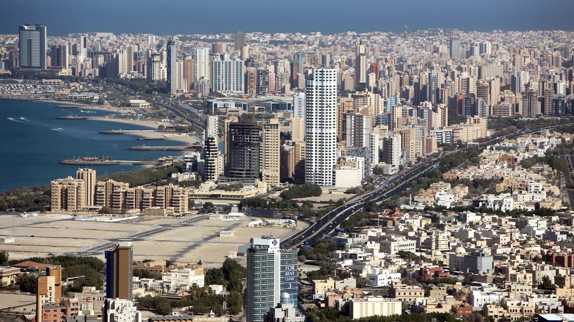 الكويت.. الداخلية تضبط مواطنا أدار حسابات وهمية لـ"بث الإشاعات والإساءة" للمواطنين مقابل المال