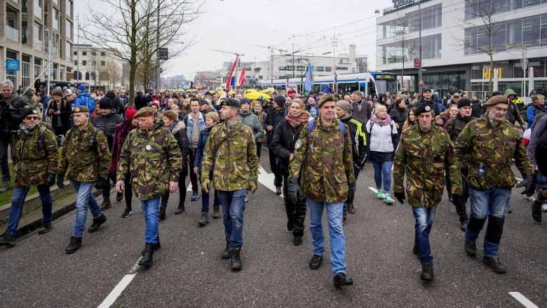 هولندا.. آلاف يحتجون في أمستردام على قيود فيروس كورونا