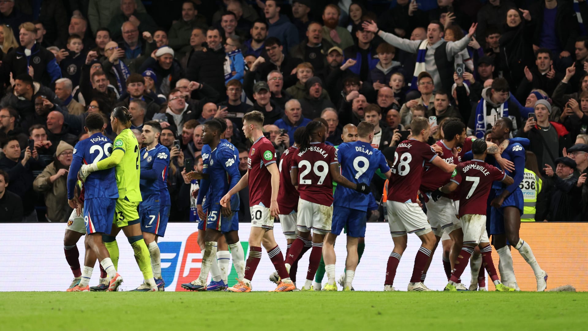 محاولة خنق واعتداء بالضرب.. مشاجرة عنيفة بين لاعبي تشيلسي ووست هام