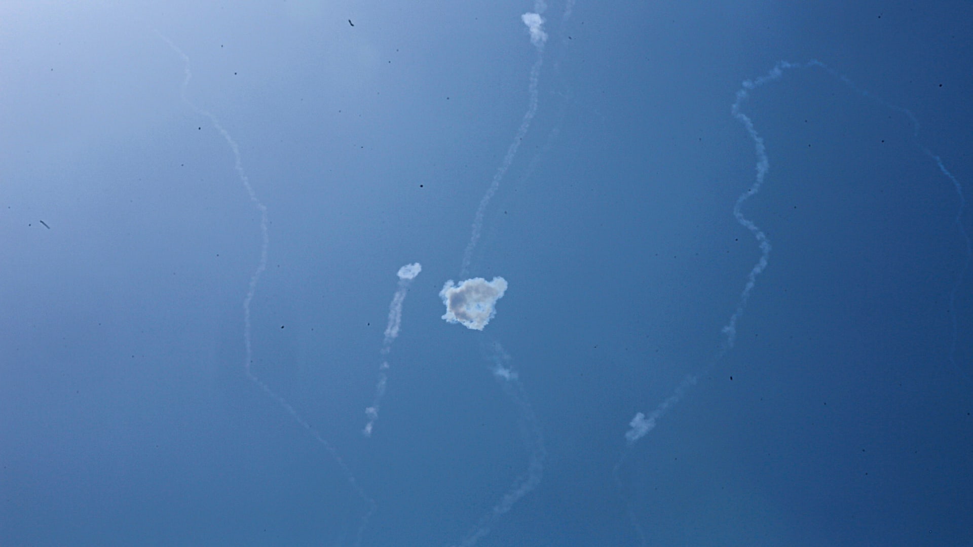 "لا أفهم ما الذي حققته".. نجيب ساويرس يعلق على هجمات إيران على 5 دول عربية