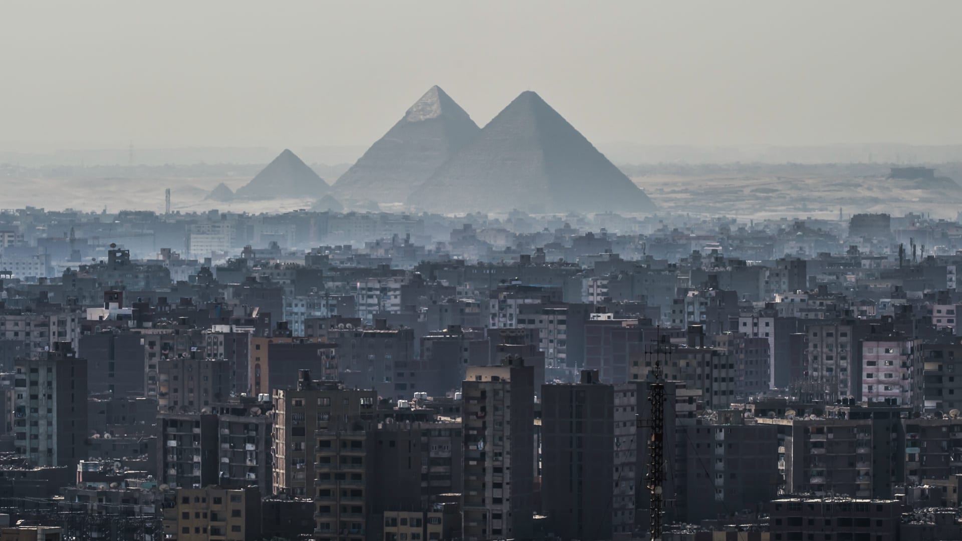 صورة ارشيفية عامة لمحيط الأهرامات في مصر 