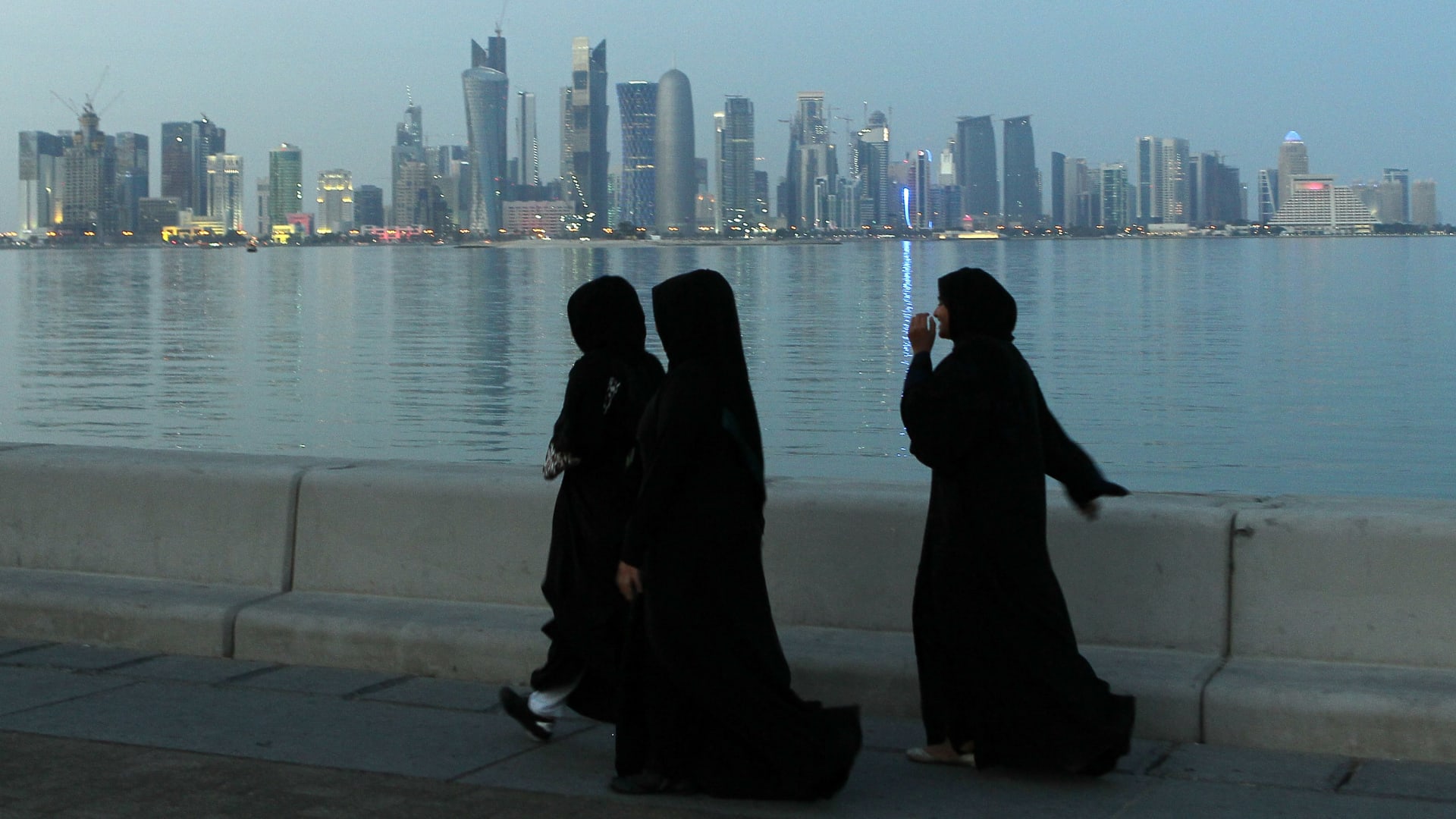 صورة أرشيفية لنساء على كورنيش في الدوحة