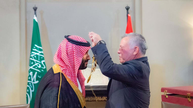 العاهل الأردني يقدم لولي العهد السعودي قلادة الحسين بن علي