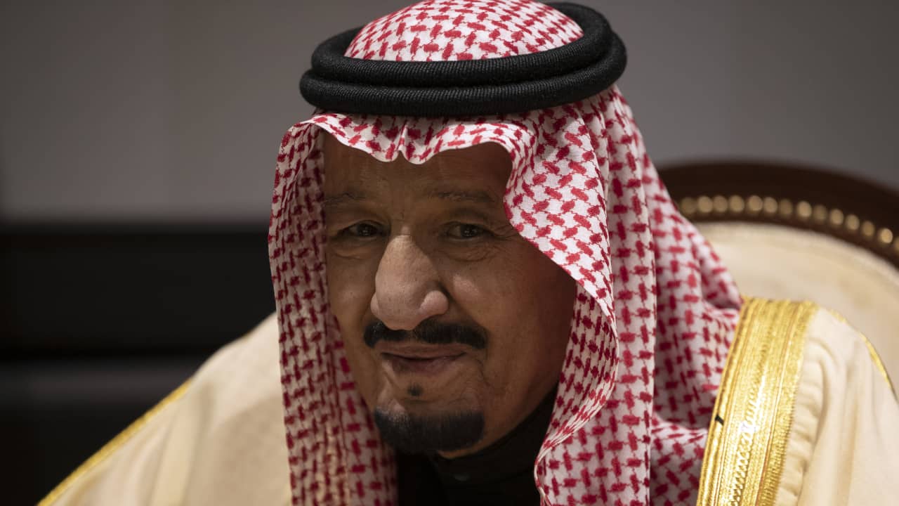 العاهل السعودي يهنئ بحلول عيد الأضحى ويدعو للحجاج