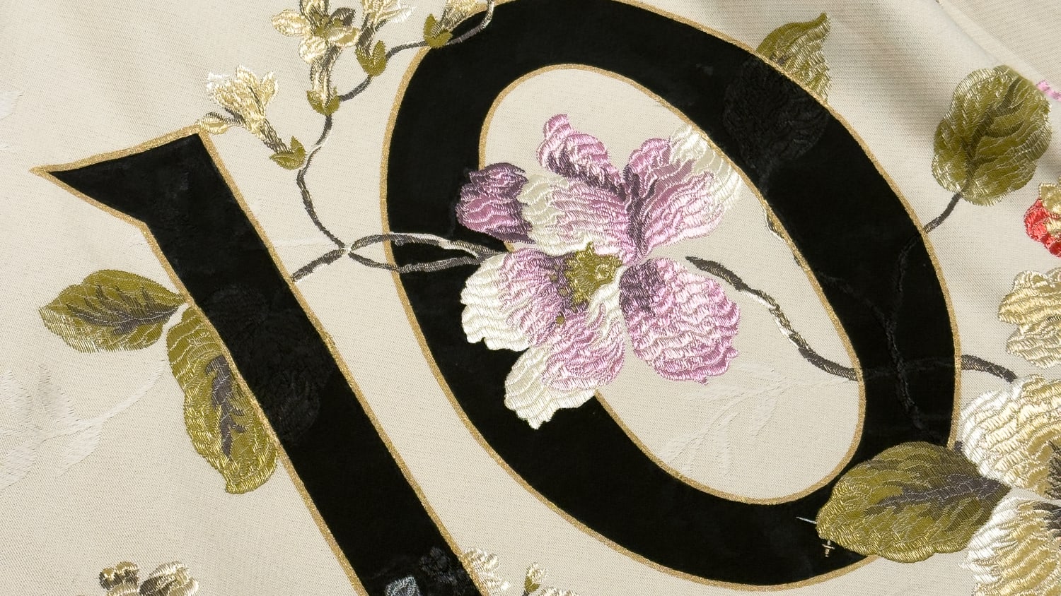 مصمم بريطاني يمزج بين الرياضة والفن في قمصان مرسومة يدويًا ومطرزة