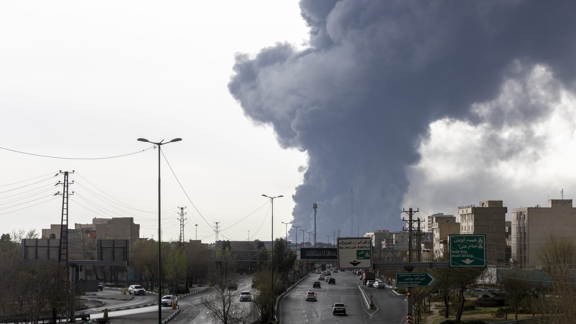 الجيش الإسرائيلي يُعلن استهداف مجمع للبتروكيماويات في إيران
