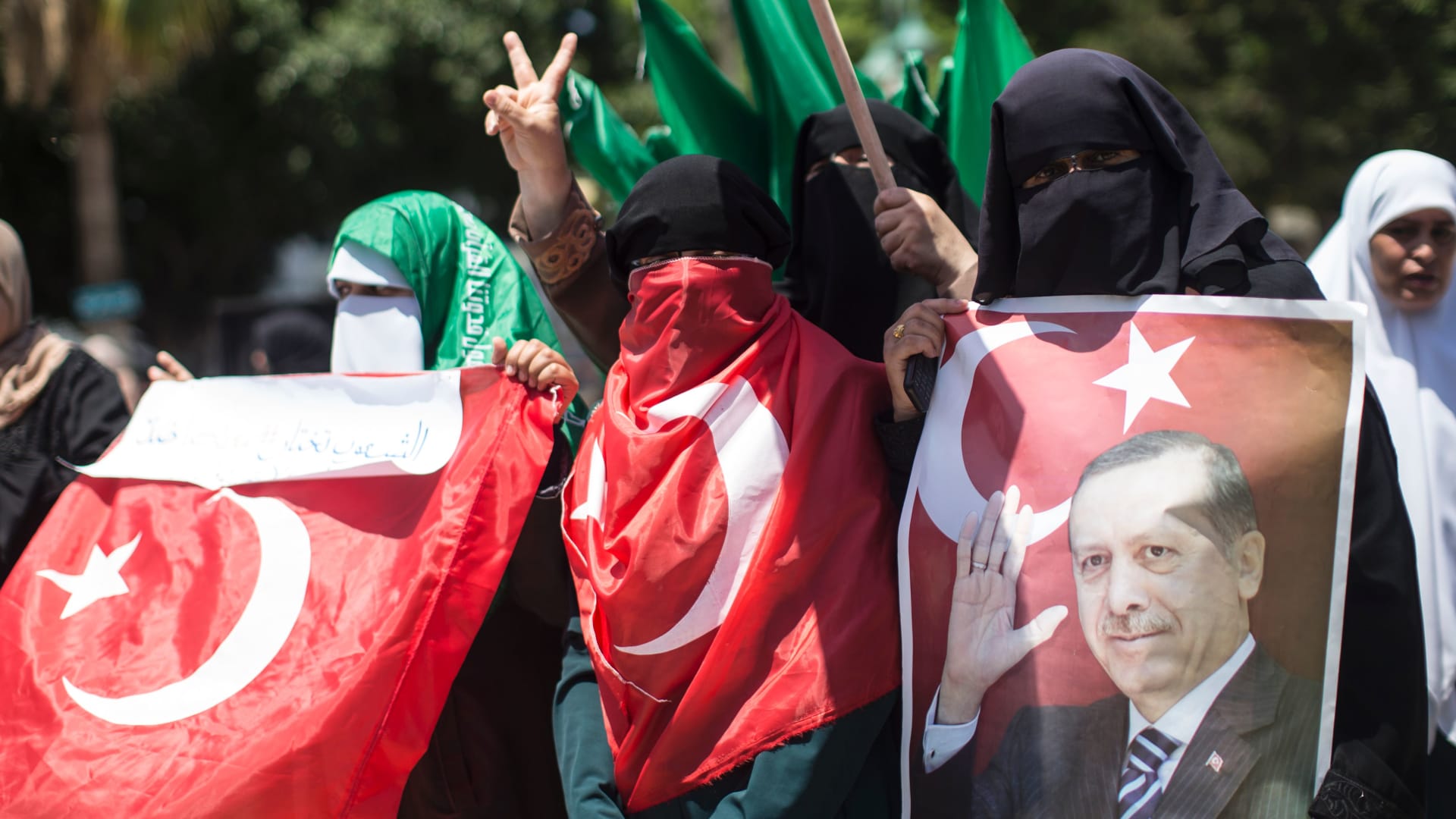 صورة أرشيفية لمؤيدات لـ"حماس" في غزة  يحملن صور للرئيس التركي رجب طيب أردوغان 