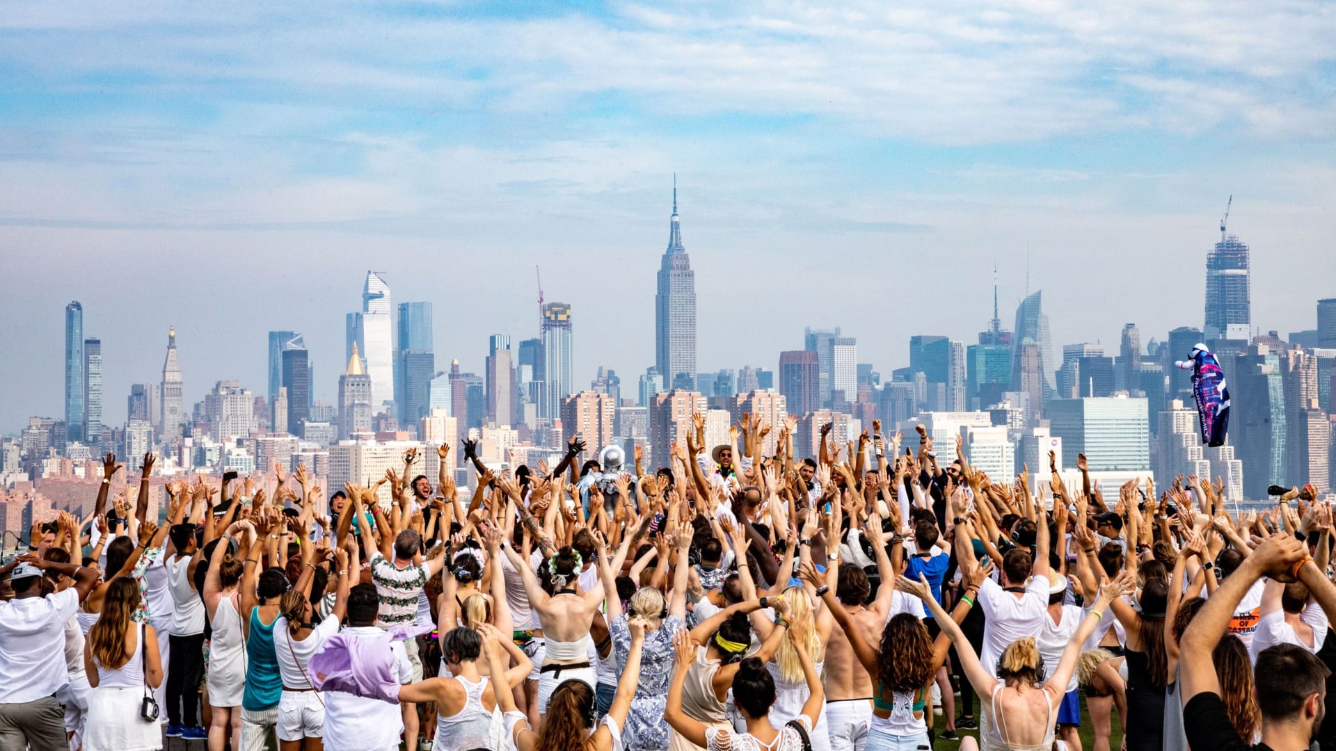 حفلات بلا كحول: لماذا يتجه الناس نحو السهر الصافي في وضح النهار؟