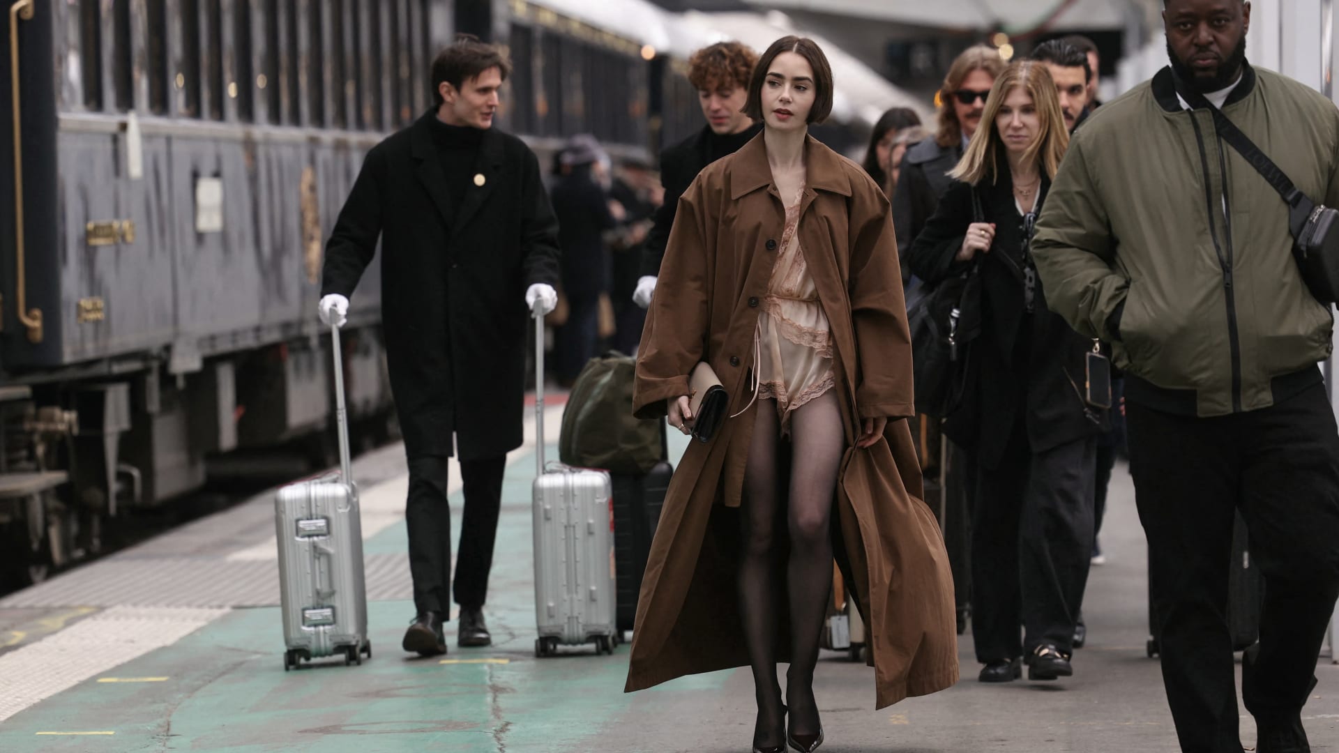 ليلي كولينز ليست الوحيدة.. نجمات يرتدين "اللانجري" خارج غرفة النوم