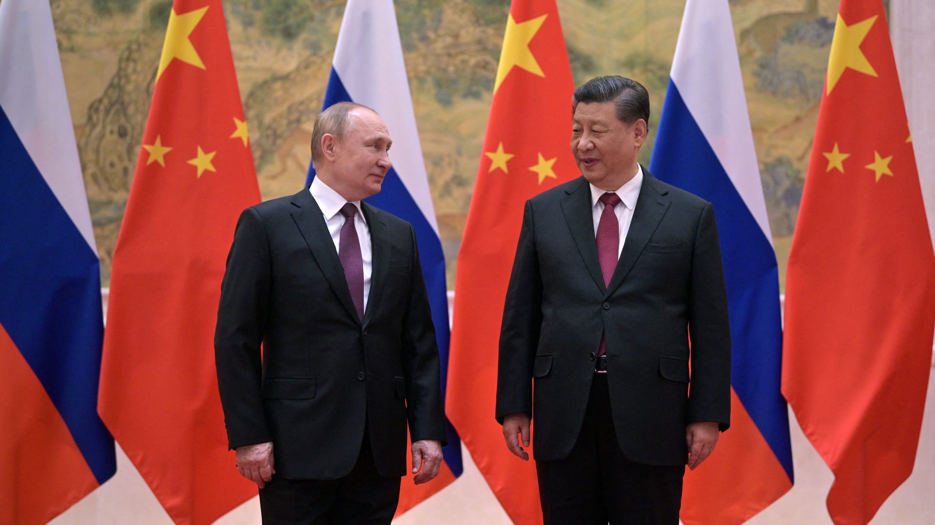 صورة أرشيفية للرئيس الروسي فلاديمير بوتين ونظيره الصيني شي جينبينغ 
