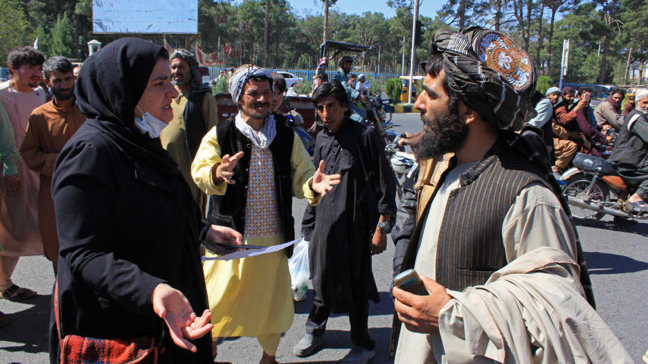 نساء ينظمن باحتجاج في كابول في ظل طالبان.. وأعمال عنف ضدهن