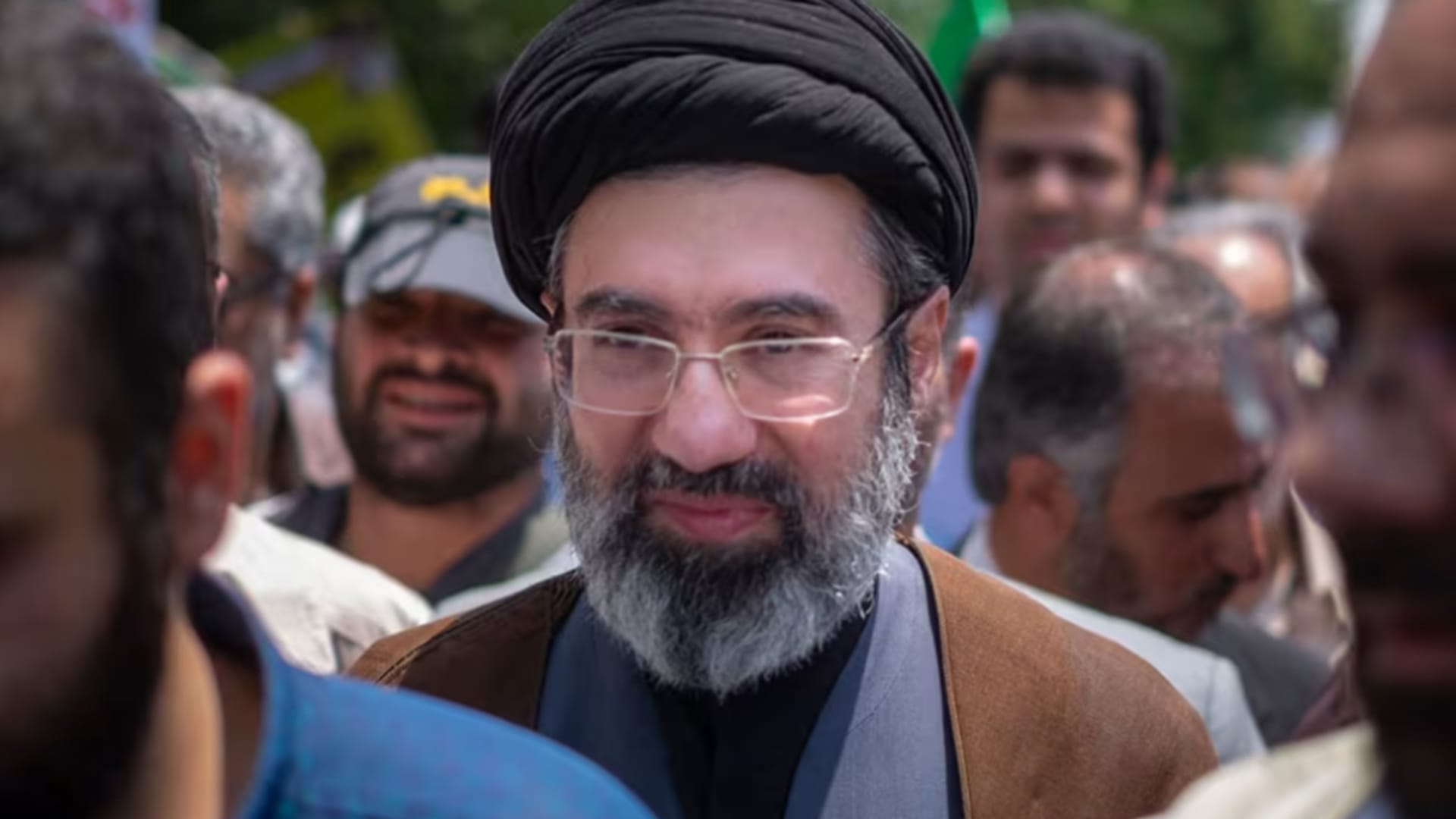 نجل خامنئي مرشدًا جديدًا لإيران.. من يكون وما رسائل توليه المنصب؟
