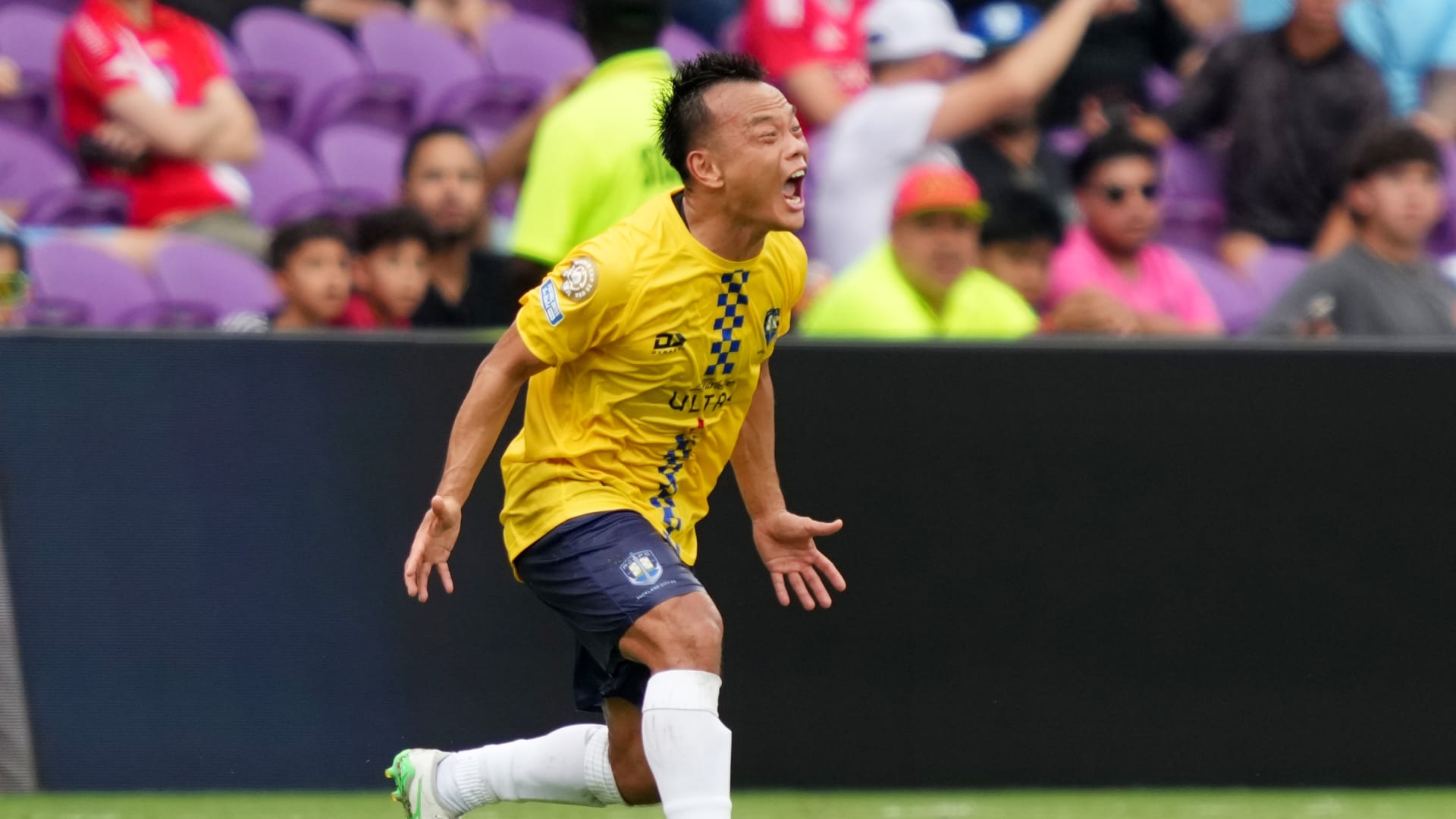 واقعة "غريبة" في مونديال الأندية.. لاعب أوكلاند سيتي يتشاجر مع طبيب الفريق لهذا السبب