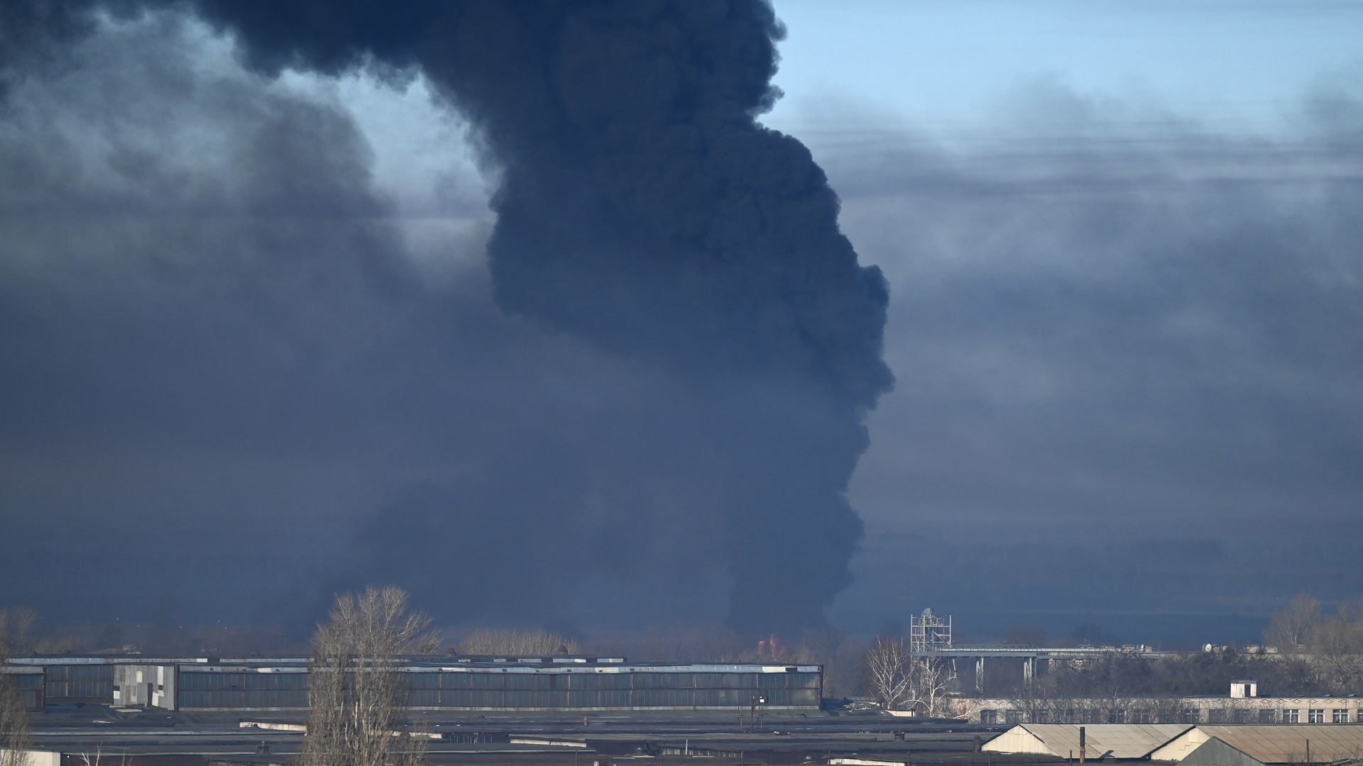 شاهد لحظة وقوع انفجار هائل قرب مدينة سومي بأوكرانيا