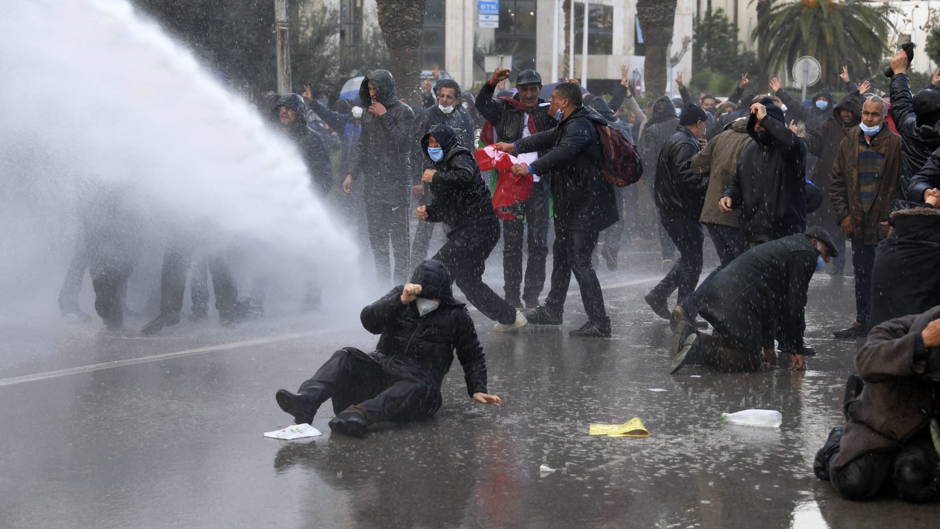 الأمن التونسي يطلق الغاز المسيل لتفريق متظاهرين ضد الرئيس