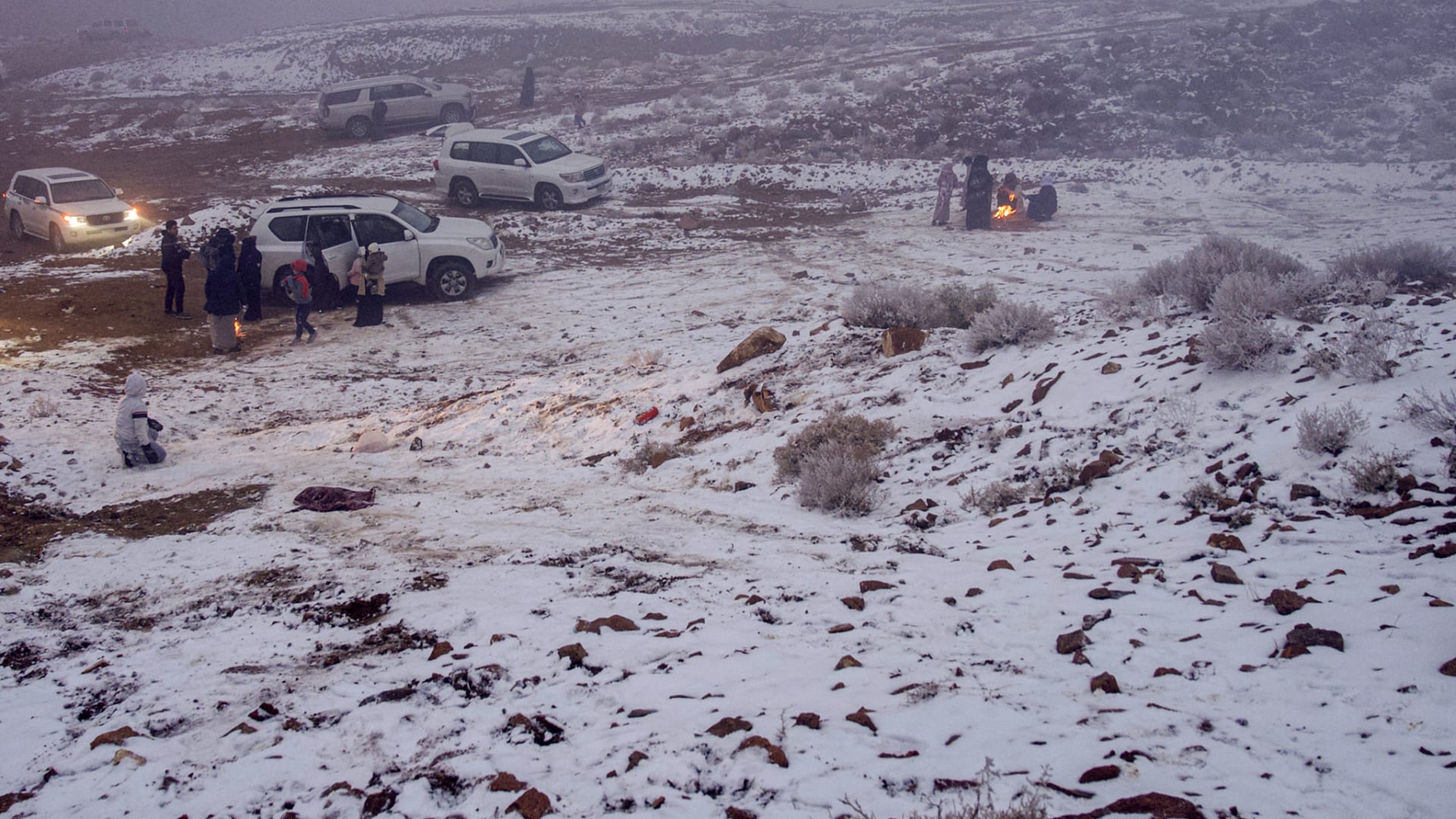 السعودية.. تداول فيديو تساقط الثلوج على جبل شاهق في نيوم